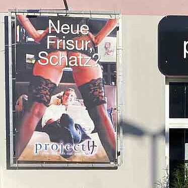 Friseurplakat als Sexismus Debatte: Schlagzeilen um den bayrischen Friseursalon