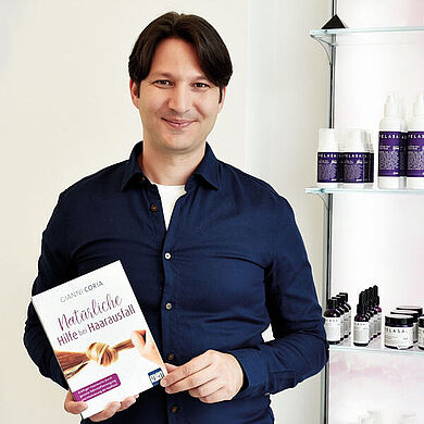 Gianni Coria mit seinem Buch "Natürliche Hilfe bei Haarausfall"