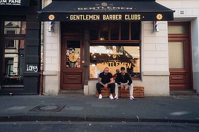 Vor dem Salon Gentlemen Barber Clubs Felix Hohleich | Credit: Basti Sevastos