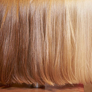 Aufgehängte Haarteile in verschiedenen Blondtönen