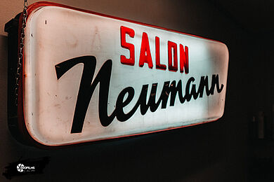 beleuchtete Retro Friseur-Reklame "Salon Neumann"