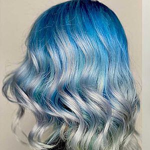 Perlmutt-blaue Haare für den Sommer